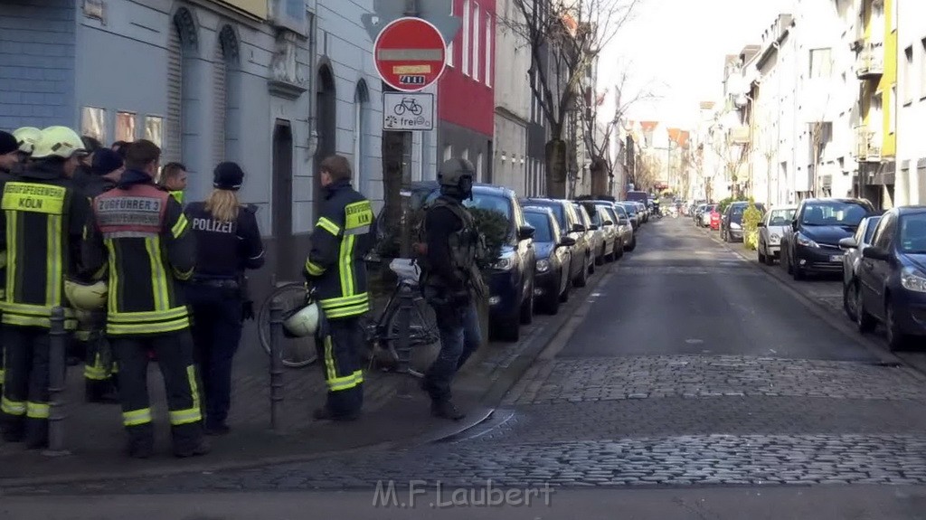 Einsatz BF Koeln POL SEK Koeln Suelz Aegidiusstr P05.jpg